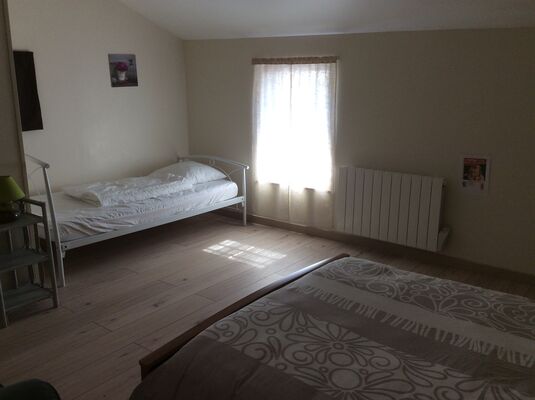 Gîte "Air du Temps" - chambre avec lit de 140 et 2 lits de 90