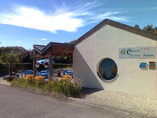 Camping La Croix Badeau - vue de l'entrée vers la réception