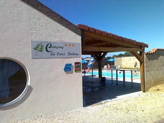 Camping La Croix Badeau - vue vers la piscine