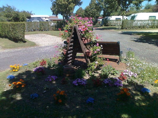 Camping La Croix Badeau - camping fleuri