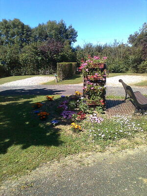 Camping La Croix Badeau - emplacements 16 et 17 au fond