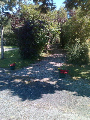 Camping La Croix Badeau - petit chemin entre les emplacements