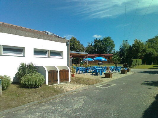 Camping La Croix Badeau - à gauche la façade du bloc sanitaire