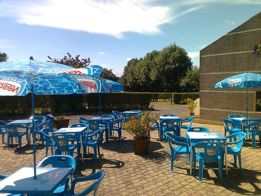 Camping La Croix Badeau - terrasse devant le snack