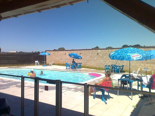 Camping La Croix Badeau - photo prise sous l' abri côté piscine