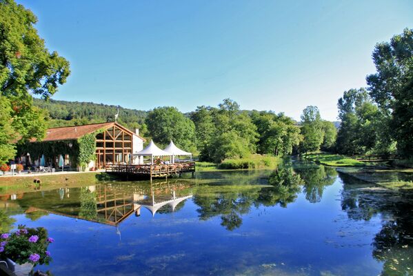 Restaurant-avec-l-etang