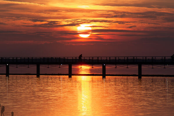 Couche du soleil vue sur la passerelle