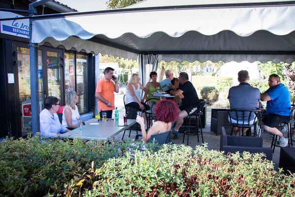 Terrasse du restaurant ombragée