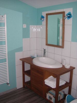 salle d'eau chambre rouge
