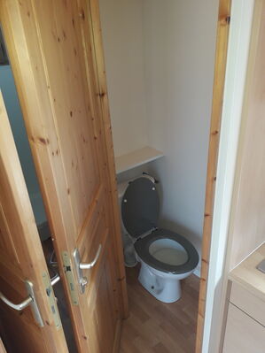 Douche et toilette separé dans le mobilhome type chalet