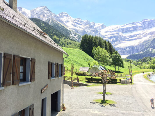A-exterieur-garcie-gavarnie-HautesPyrenees