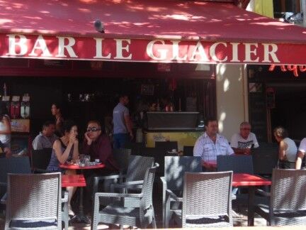 Bar le Glacier village