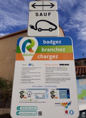 Borne-recharge-electrique-Reveo-4