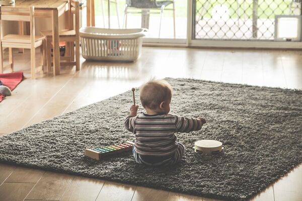 Bébé_jeu_moquette