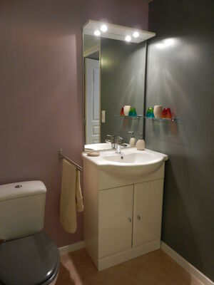 Espace lavabo et toilettes