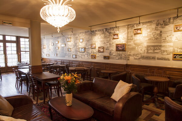 HOT877000119 - Hotel de France Bar wall med