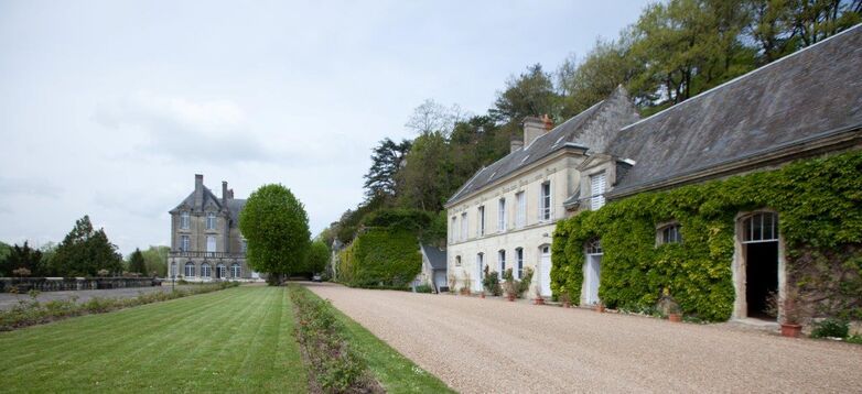 La Roche Racan Extérieur l'esplanade