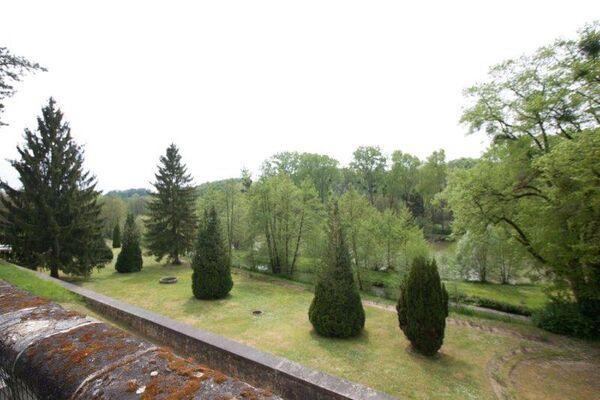 Le château de la Roche Racan bord d'étang