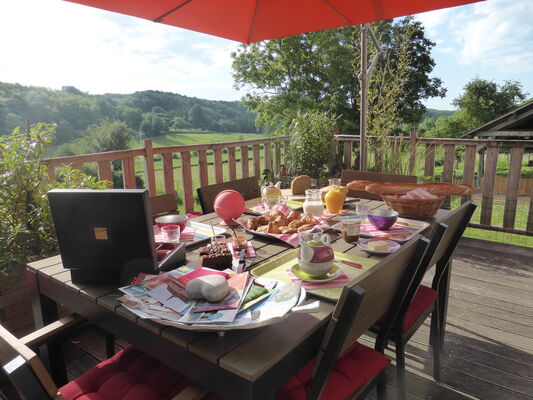 Petit déjeuner sur la terrasse Chambres d'hôtes La Haute Forge (38)
