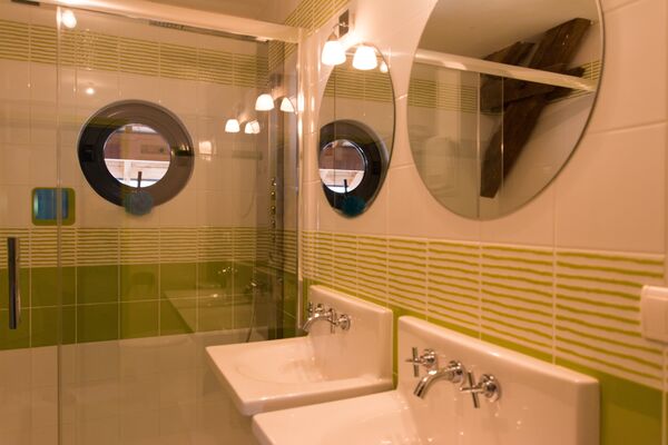 Salle de Douche commune pour Aristide et Basile Chambres d'hôtes La Haute Forge I