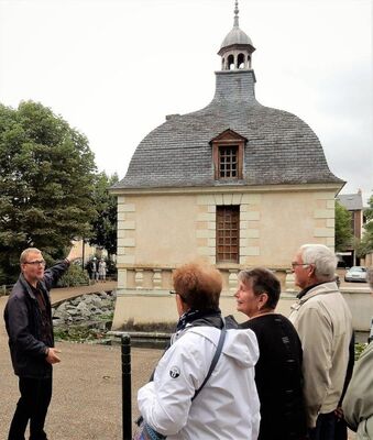 pavillon-avec-le-guide-2-2