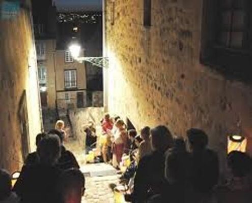 visite avec lampions dans la cité Plantagenêt