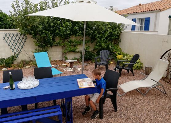 Cour-arriere-Gite-les-Vanneaux