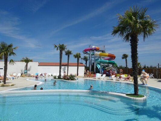 Piscine avec toboggans