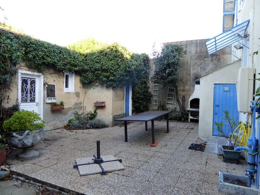Le Saphir terrasse arrière et dépendances
