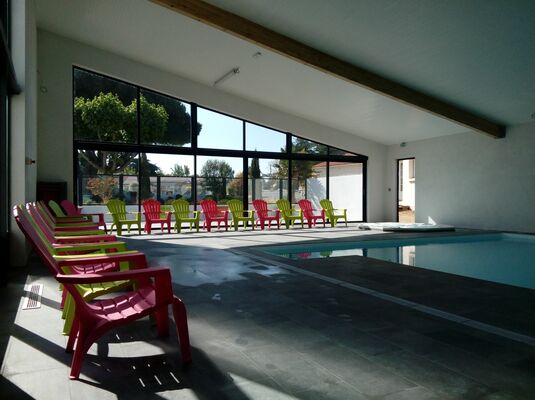 Piscine couverte intérieur domaine des salins