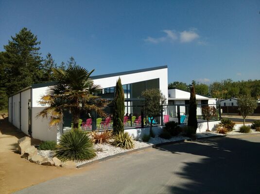 Terrasse et piscine couverte camping domaine des salins