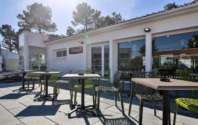Terrasse du restaurant_ventdedenpark_sthilairederiez