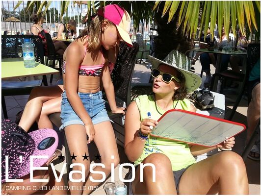 camping-evasion-vendee-visuel-saison-2017-location-mobilhome-piscine-chauffee-equipe-staff-animation4