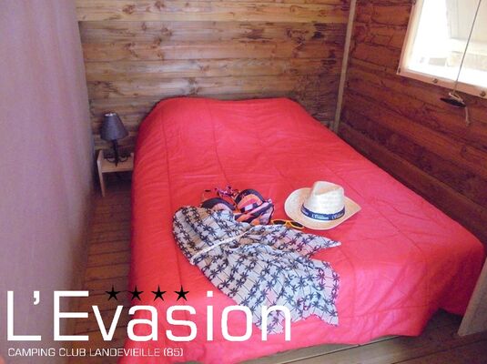 camping-evasion-vendee-visuel-saison-2017-location-lodge-hebergement-insolite-chambre-cocooning02