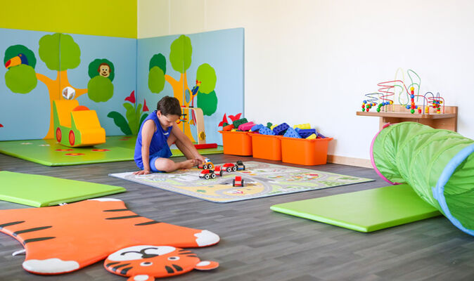 espace-jeux-couvert-ferme-enfants-village-vacances-petit-bec