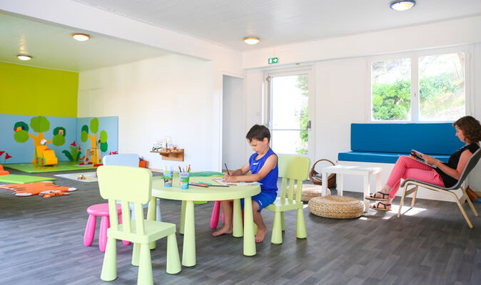 espace-jeux-couvert-ferme-village-vacances-petit-bec