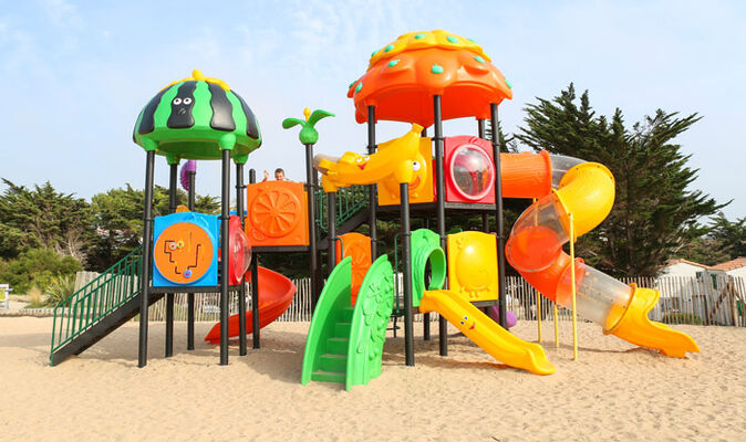 espace-jeux-exterieur-enfants-village-vacances-petit-bec