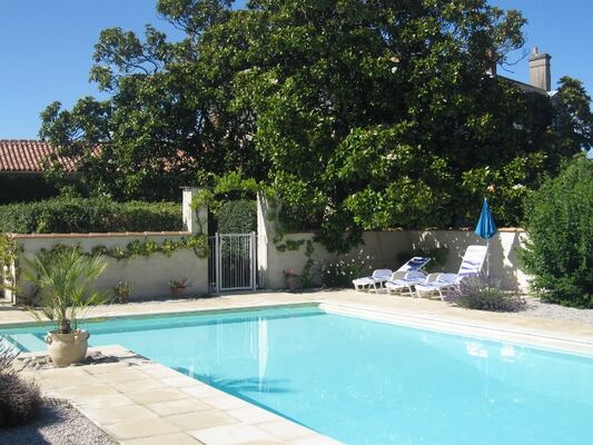 gardens01 pool (700x525)