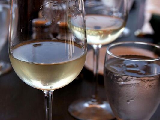 glass-of-white-wine-725x544