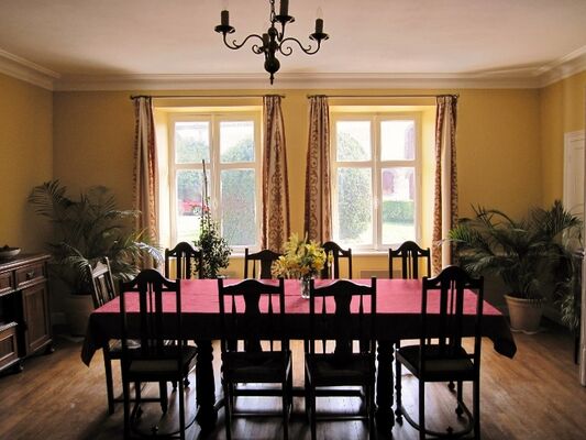 logis03 dining room (700x525)