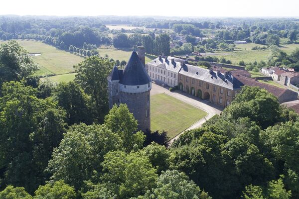 parc-du-chateau-de-l-hermenault-85570-01