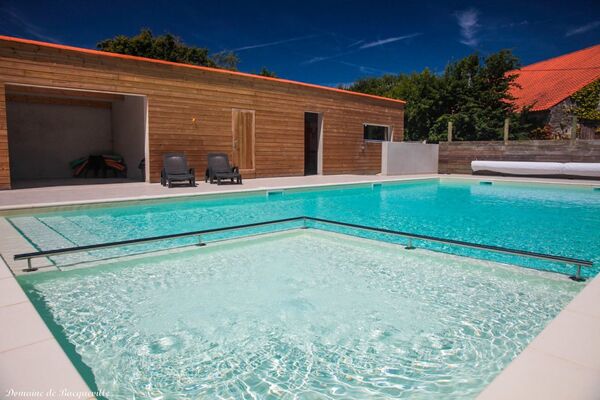 piscine extérieure chauffée pataugeoire - Domaine de Bacqueville