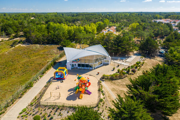 exterieur_villagevacances_lepetitbec_sainthilairederiez