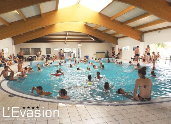 2018-camping-evasion-landevieille-vendee-les-sables-olonne-piscine-interieure-chauffee-jacuzzi2