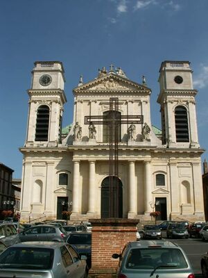 Cathedrale notre dame Montauban facade croix