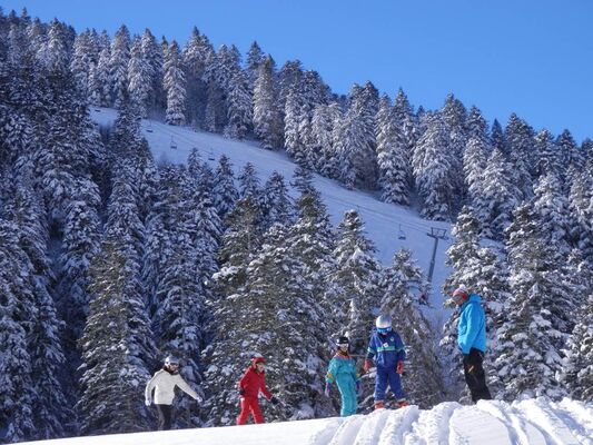 skieurs en famille à Ascou