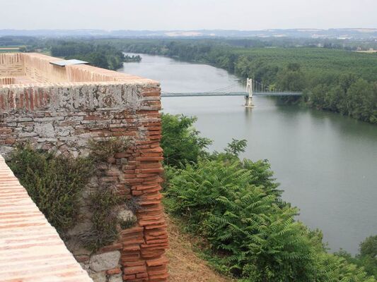 Le fleuve, ses sports nautique, la base de loisirs de Saint Nicolas, les balades à vélos...