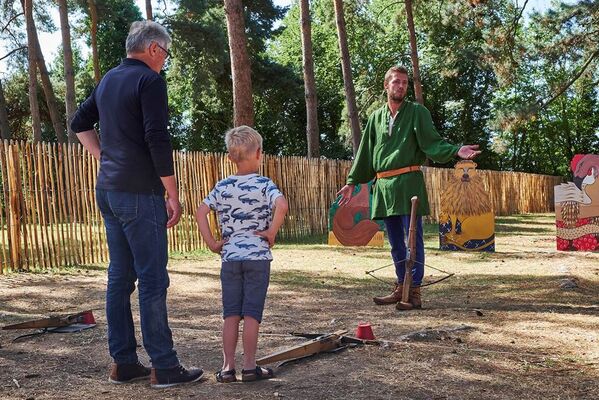 Arbalétrier du Domaine de Suscinio explique son art au public @JBRabouan