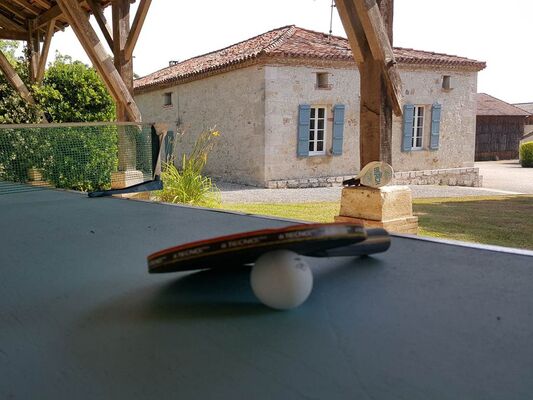 Pareil pour le ping-pong, à l'ombre et protégé du vent s'il vous plaît !