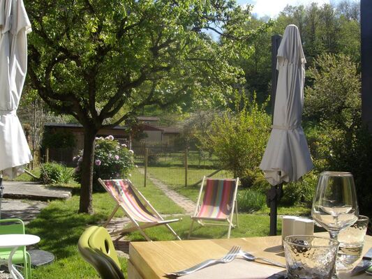 la terasse et le jardin du restaurant la maison lacube